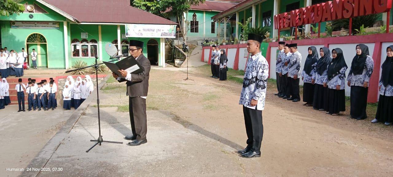 KA.KUA Inuman Menjadi Pembina Upacara pada Peringatan Hari Guru Nasional.