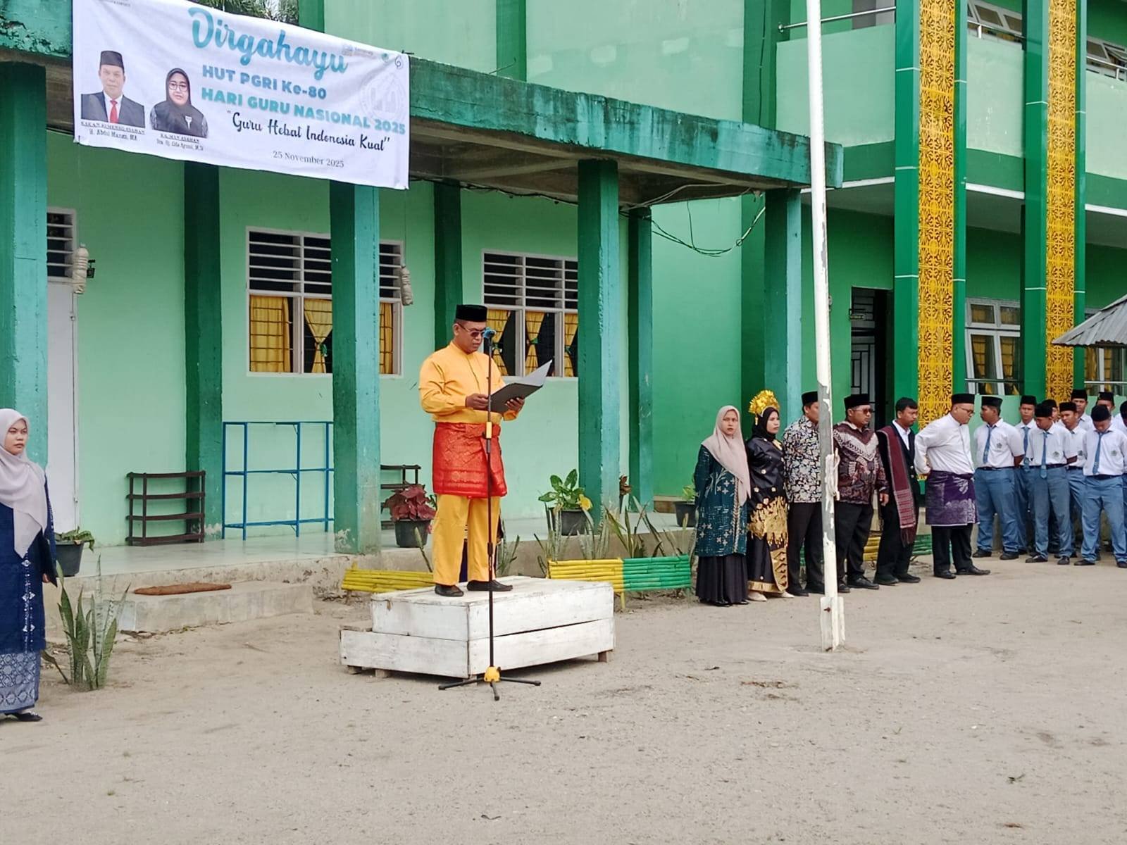 Ka KUA Rahuning Pembina Upacara Hari Guru Nasional 2025 di MAN 2 Asahan 