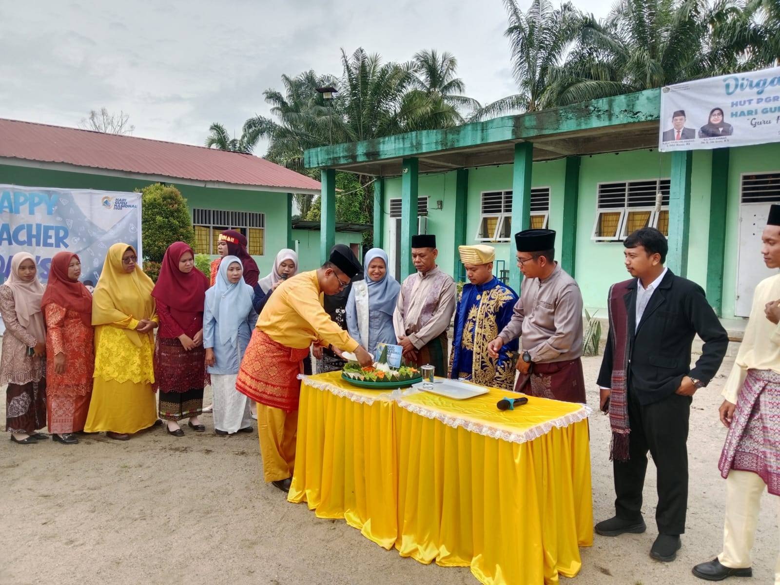 Ka KUA Rahuning Potong Tumpeng Pada Peringatan Hari Guru Di MAN 2 Asahan