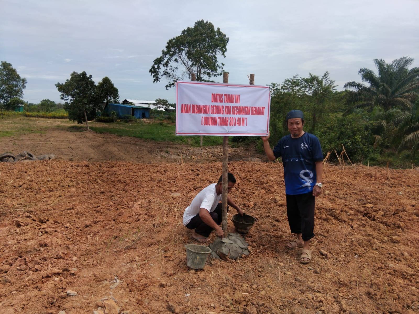 KUA Benakat Pasang Patok Batas Tanah