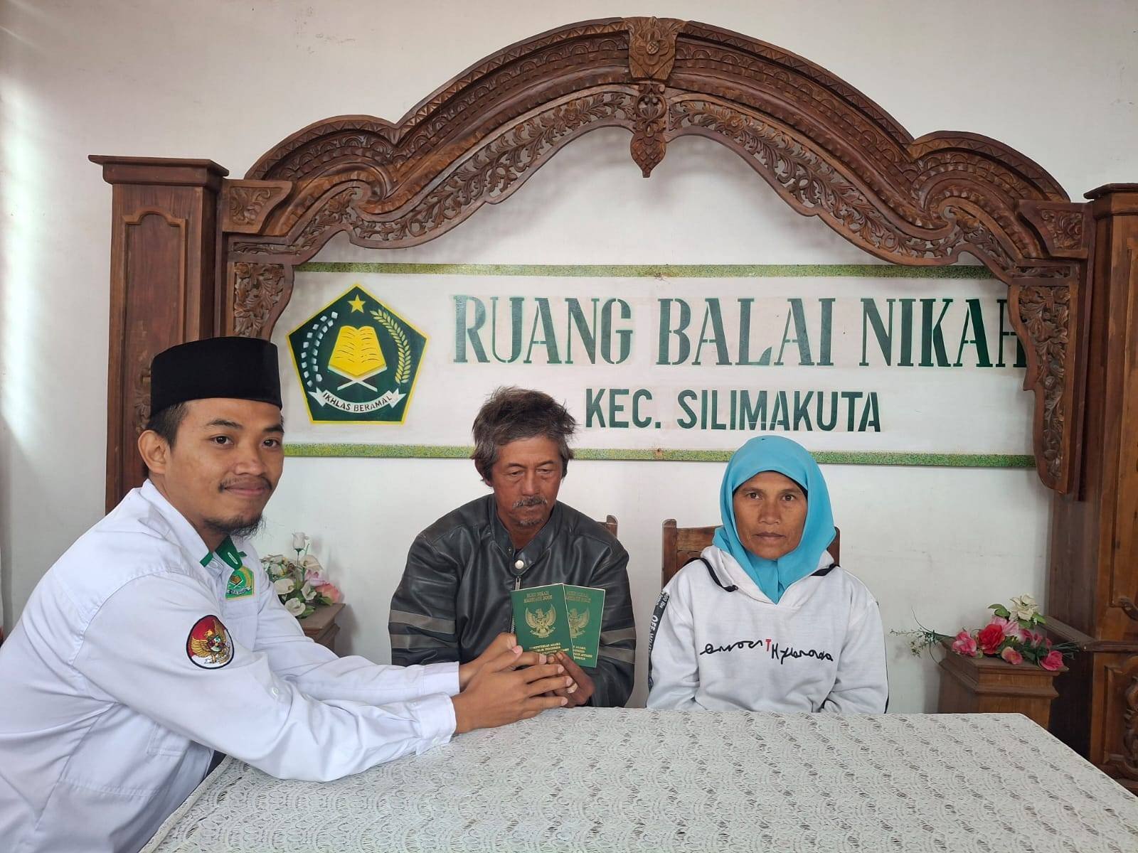 CPNS Penghulu KUA Silimakuta Serahkan Buku Nikah Pasca Isbat Pengadilan Agama
