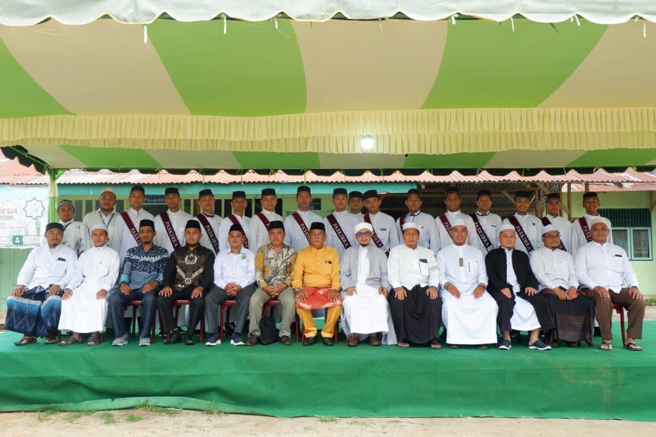 Ka KUA Aek Songsongan Menjadi Pembina Upacara Peringatan Hari Guru di Pesantren Darul Falah