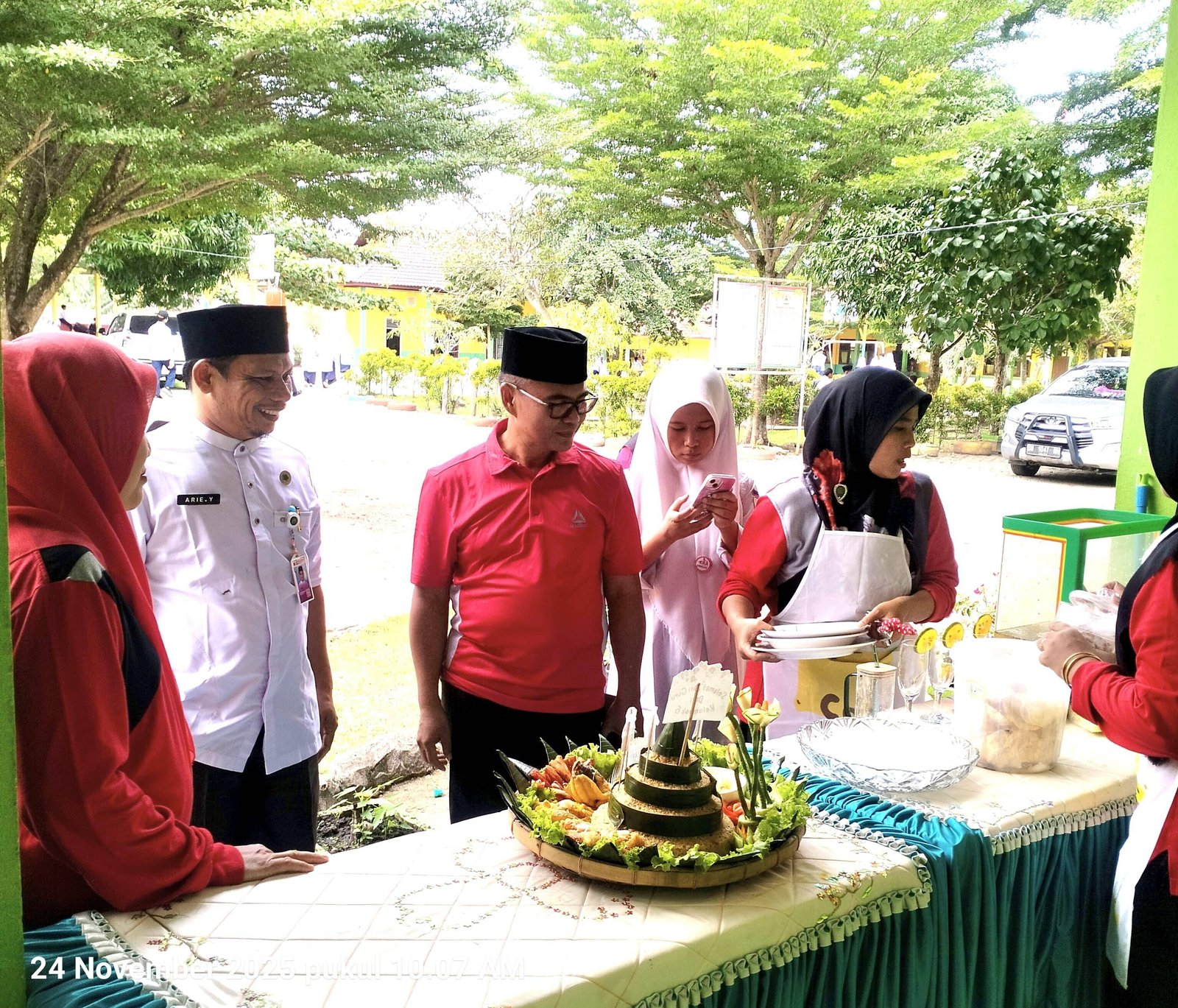 Kepala KUA Ujung Batu Hadiri Lomba Masak Antar Guru di MTsN 02 Rokan Hulu