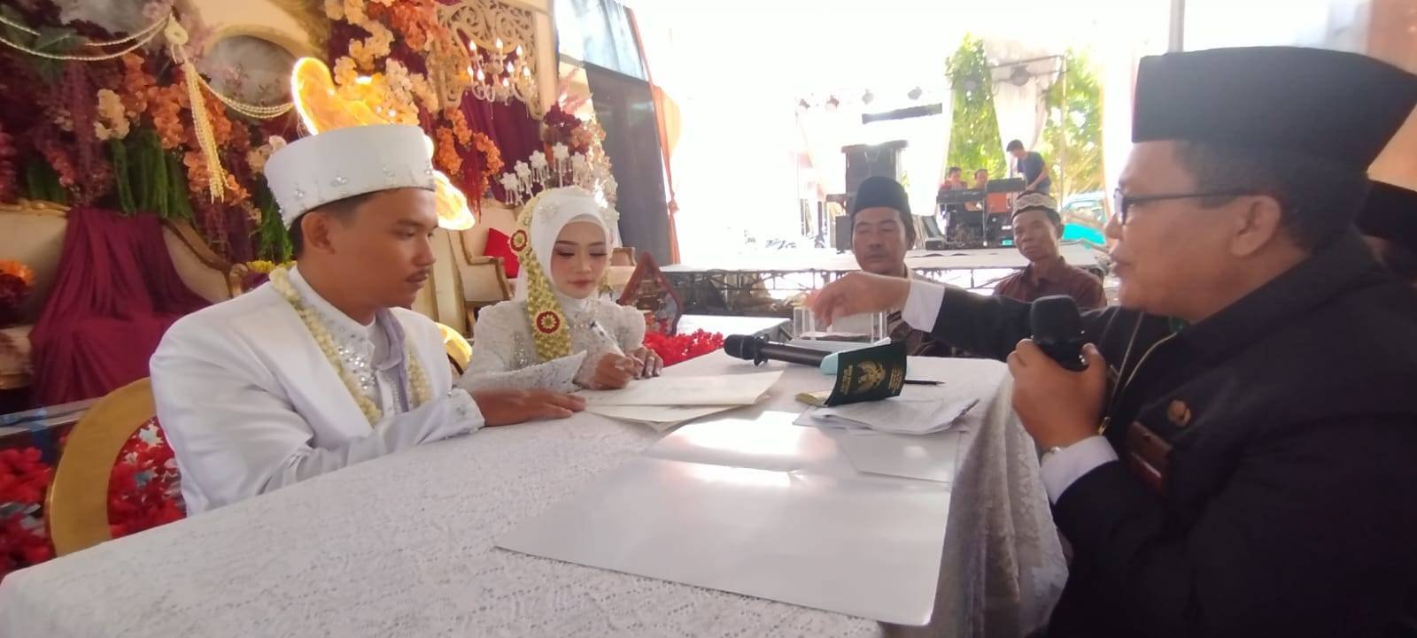 Penghulu KUA Pasir Sakti Pimpin Akad Nikah Warga