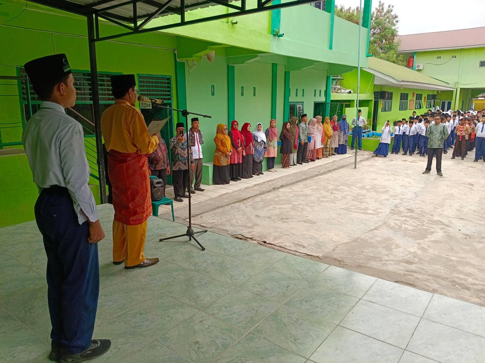 Ka KUA Kisaran Barat Jadi Pembina Upacara Hari Guru di MTs Al Washliyah Kisaran