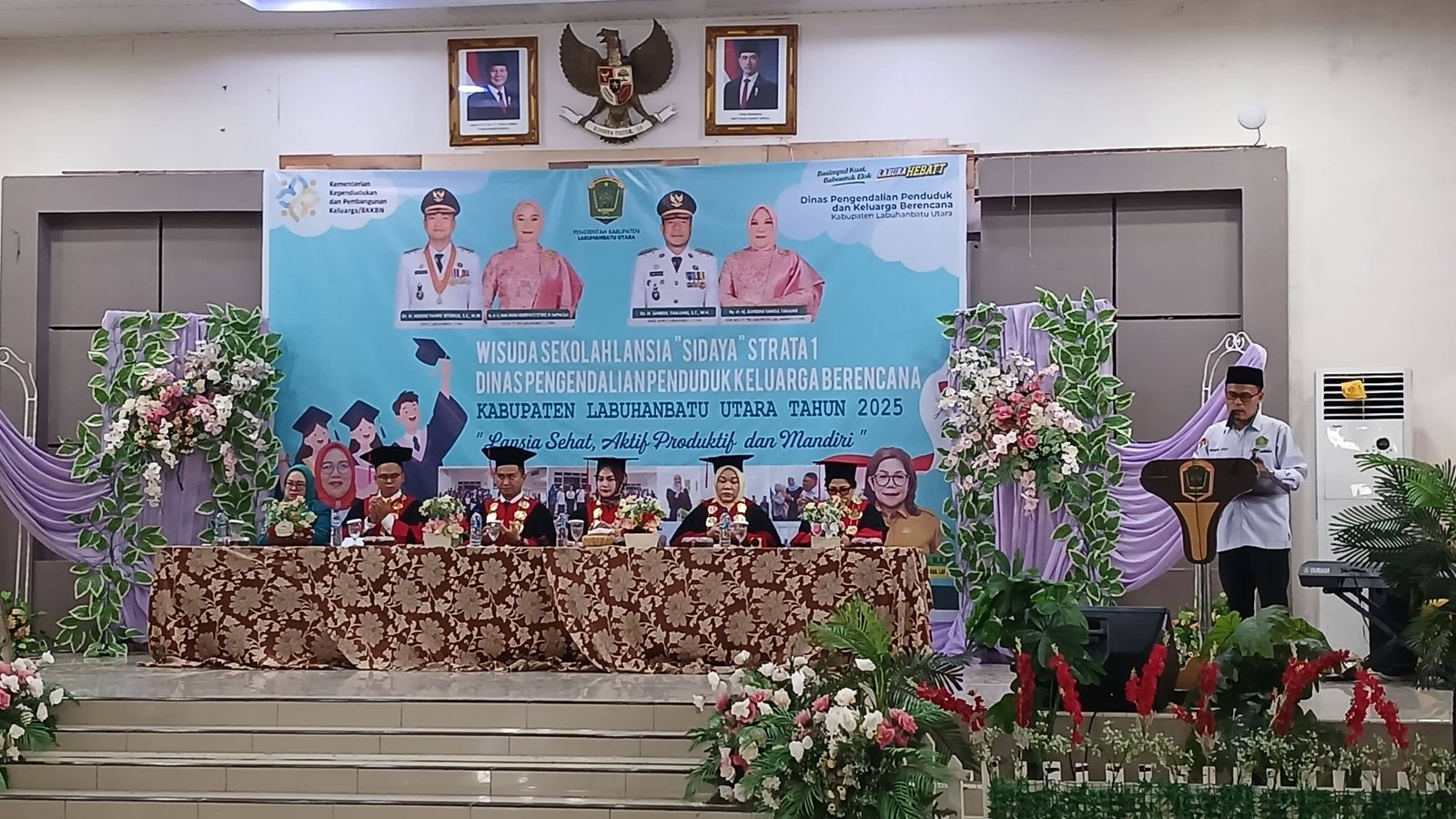 Hadiri Wisuda Sekolah Lansia, Kepala KUA Kualuh Hulu pimpin Doa