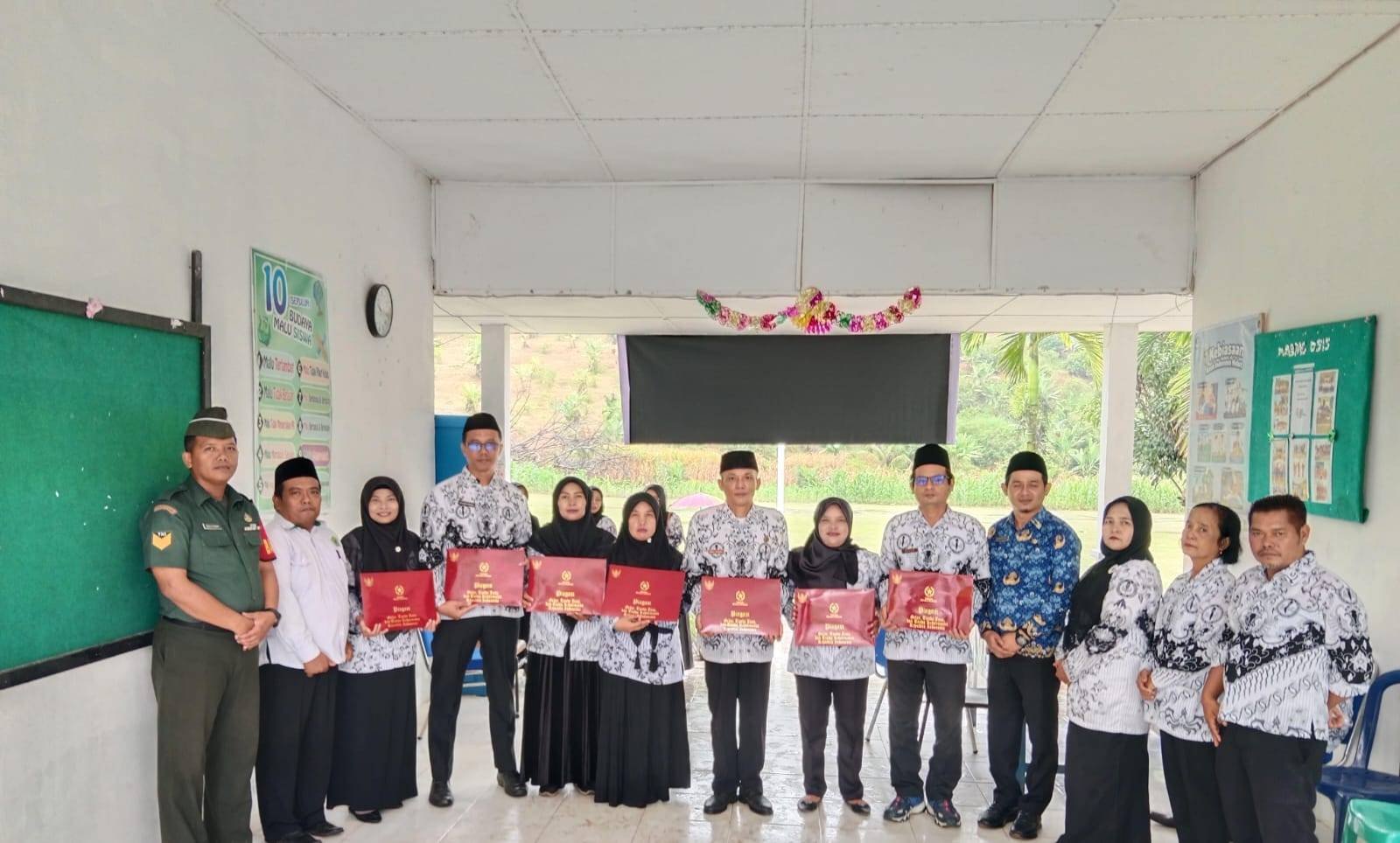 Kepala KUA Naga Juang Turut Serahkan Penghargaan Satya Lencana Dalam Momen Hari Guru 