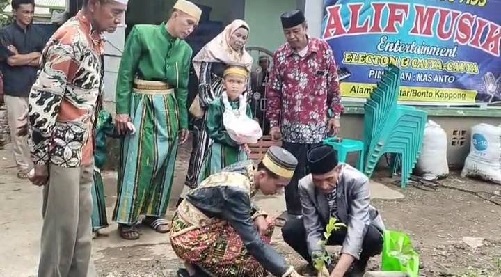 Unik: Penghulu Mengajak Calon Pengantin Menanam Pohon sebagai Simbol Cinta dan Peduli Lingkungan
