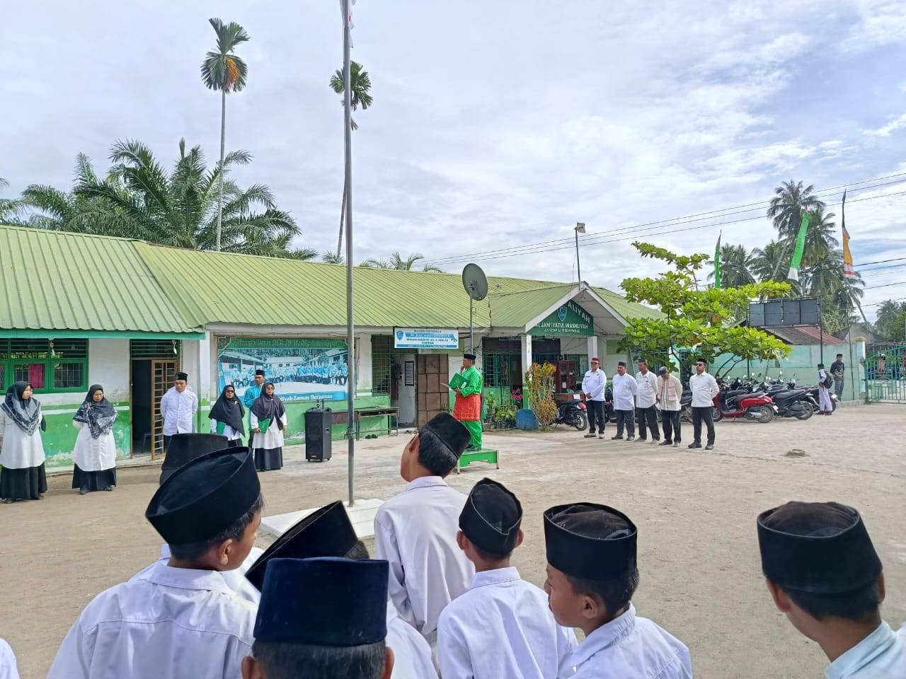 Sinergi Pendidikan dan Keagamaan: Kepala KUA Pembina Upacara Hari Guru di Perguruan Al Washliyah Sei Kepayang