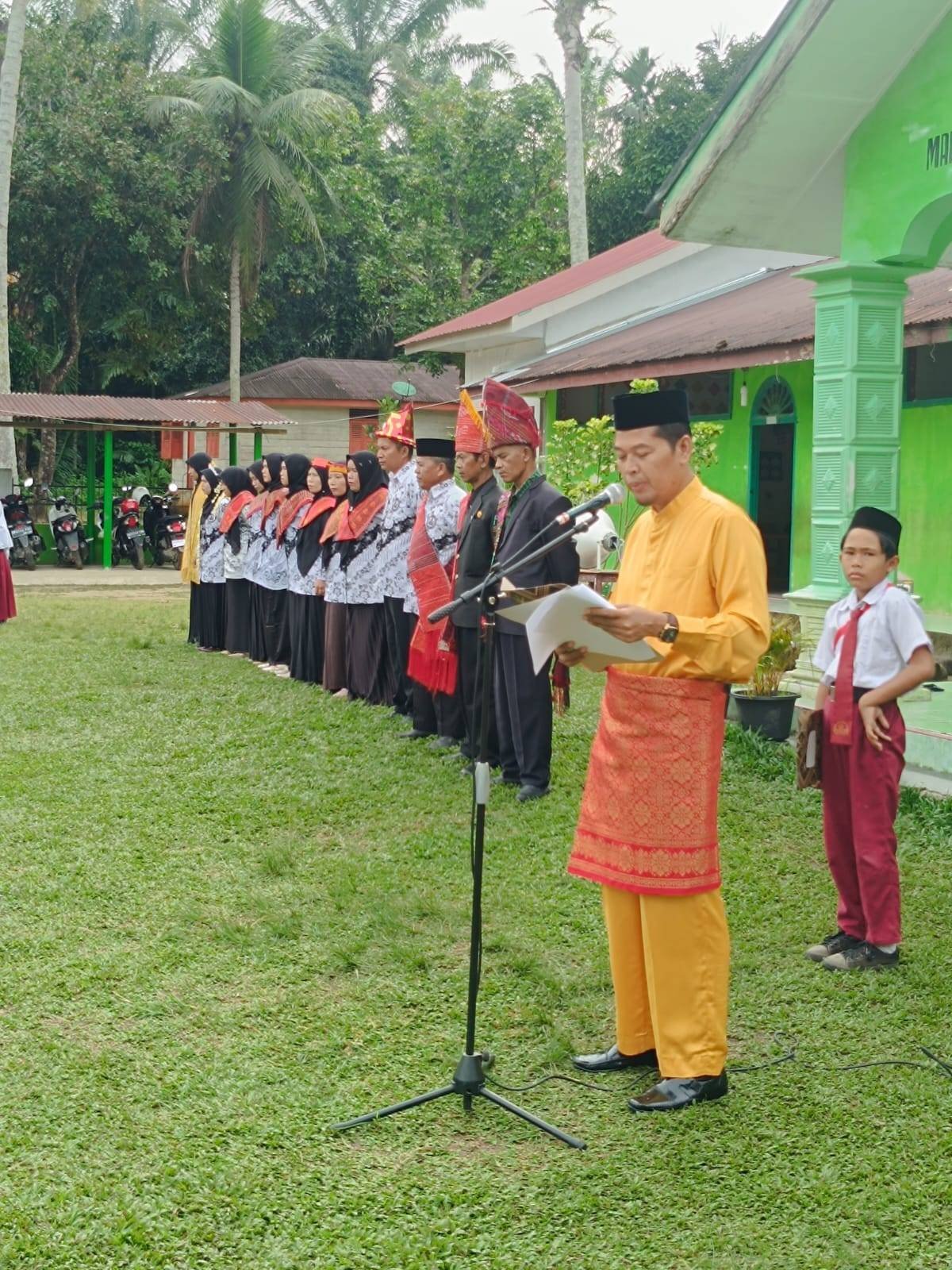Ka KUA Bandar Pulau Pimpin Upacara Hari Guru Nasional di Madrasah Islamiyah Sigodong-godong