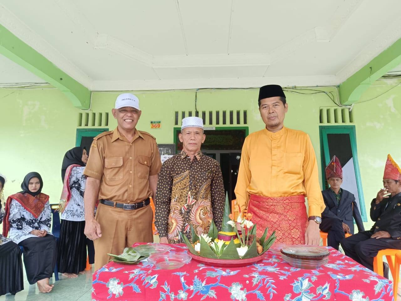Ka KUA Bandar Pulau Potong Tumpeng dan Berikan Cenderamata pada Perayaan Hari Guru
