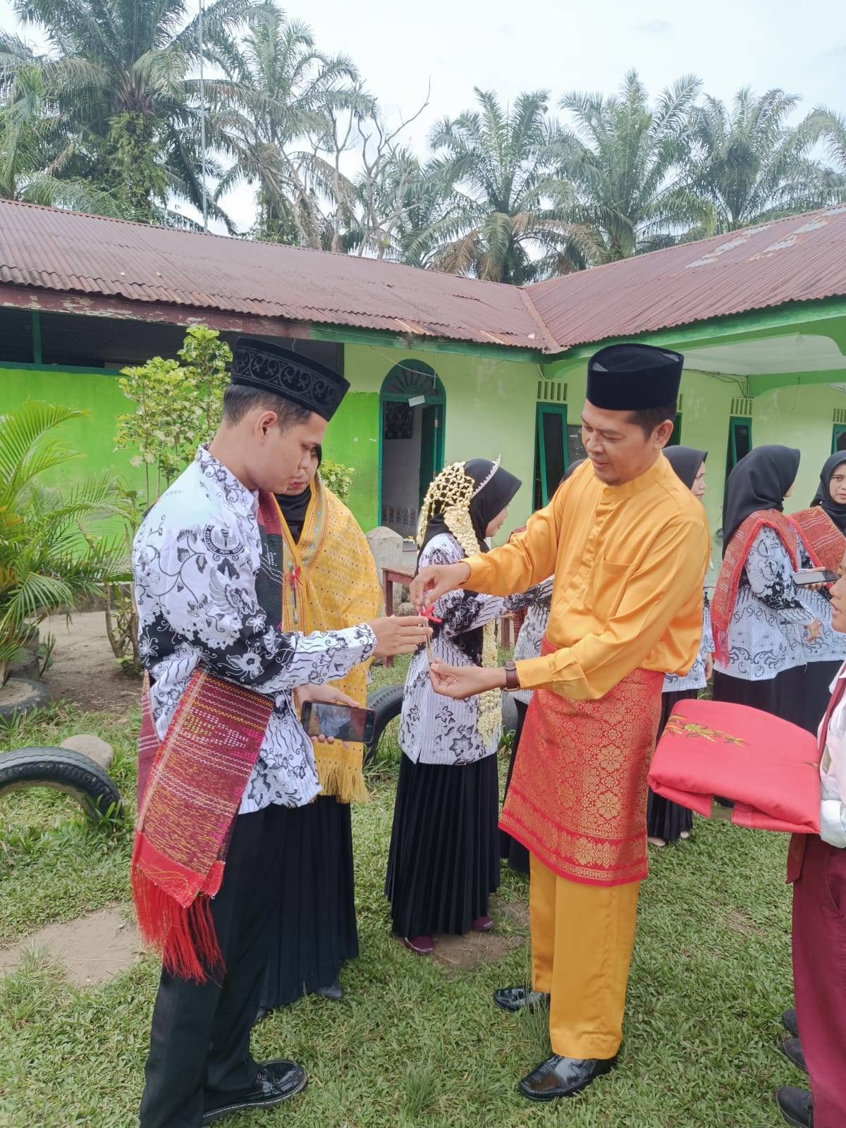 Kepala KUA Bandar Pulau Berikan Hadiah kepada Guru Madrasah Islamiyah