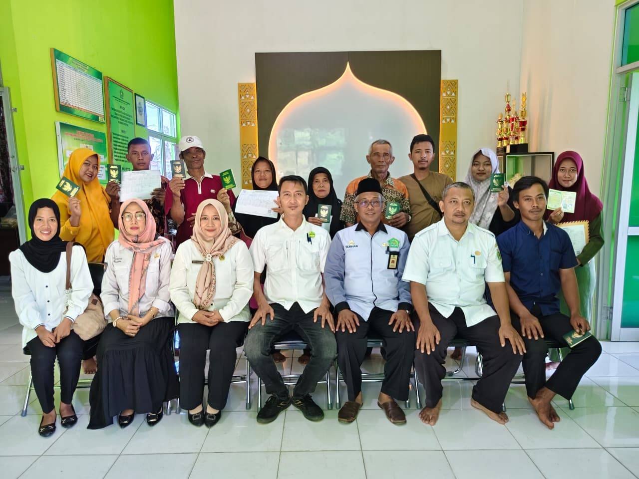 Bawa Berkah dan Kepastian Hukum, Peserta Isbat Nikah Terima Buku Nikah di KUA Batanghari