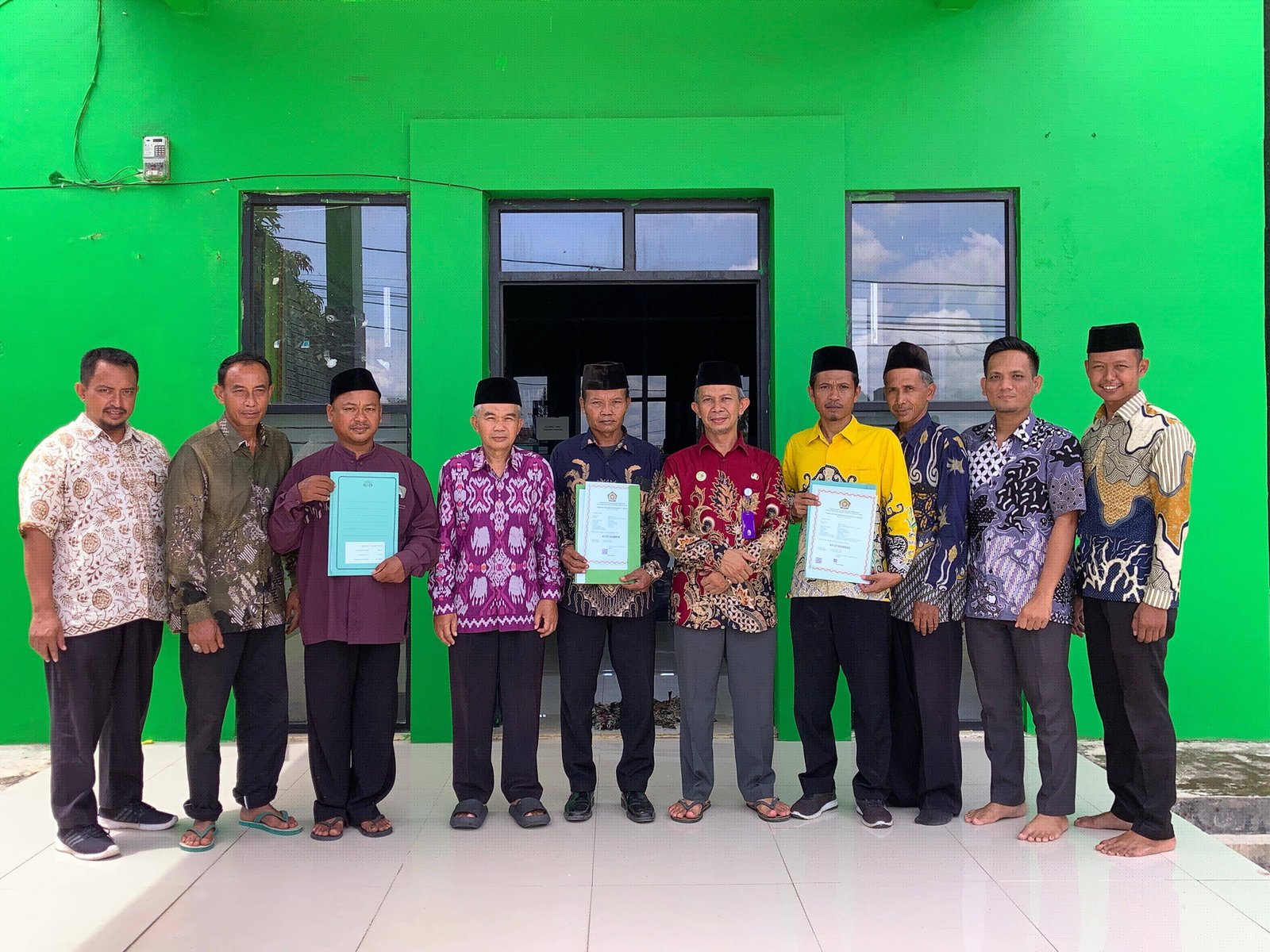 Kepala KUA Seputih Banyak Bagikan Tiga Izin Operasional TPQ