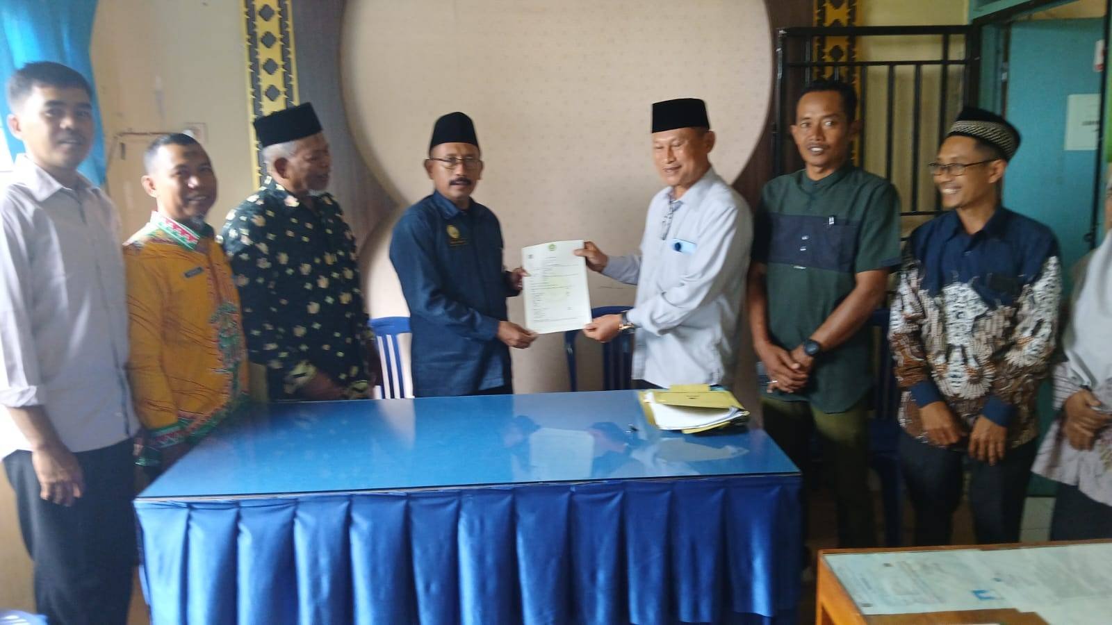 KUA Gadingrejo Laksanakan Ikrar Wakaf dan Penyerahan AIW