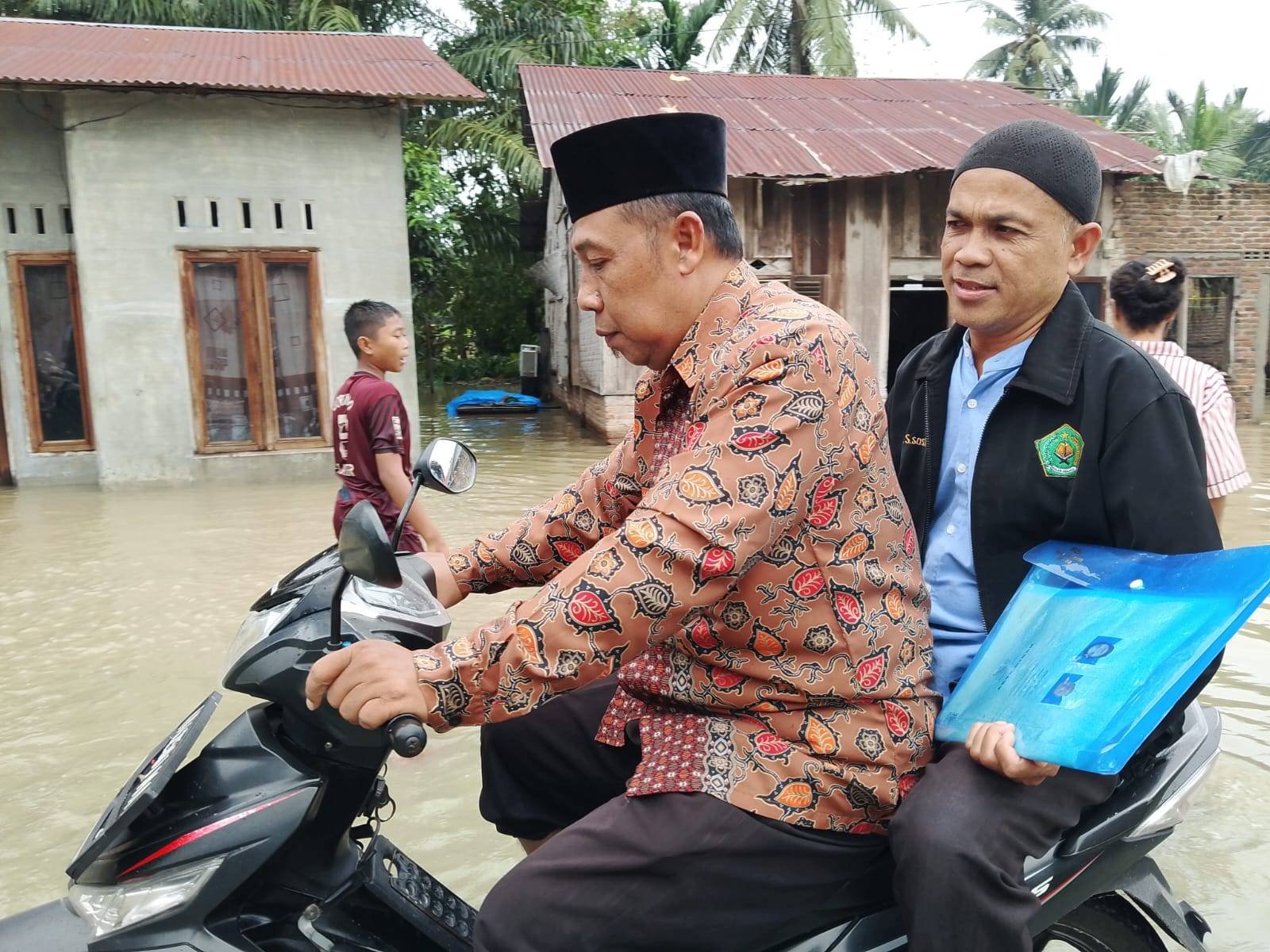 Demi Akad Suci, Penghulu Pantai Cermin Menembus Banjir Demi Tugas Mulia