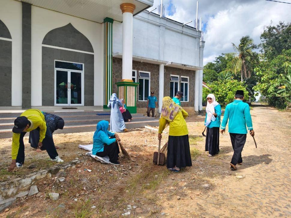 KUA Batanghari Gencarkan Gerakan Jumat Bersih