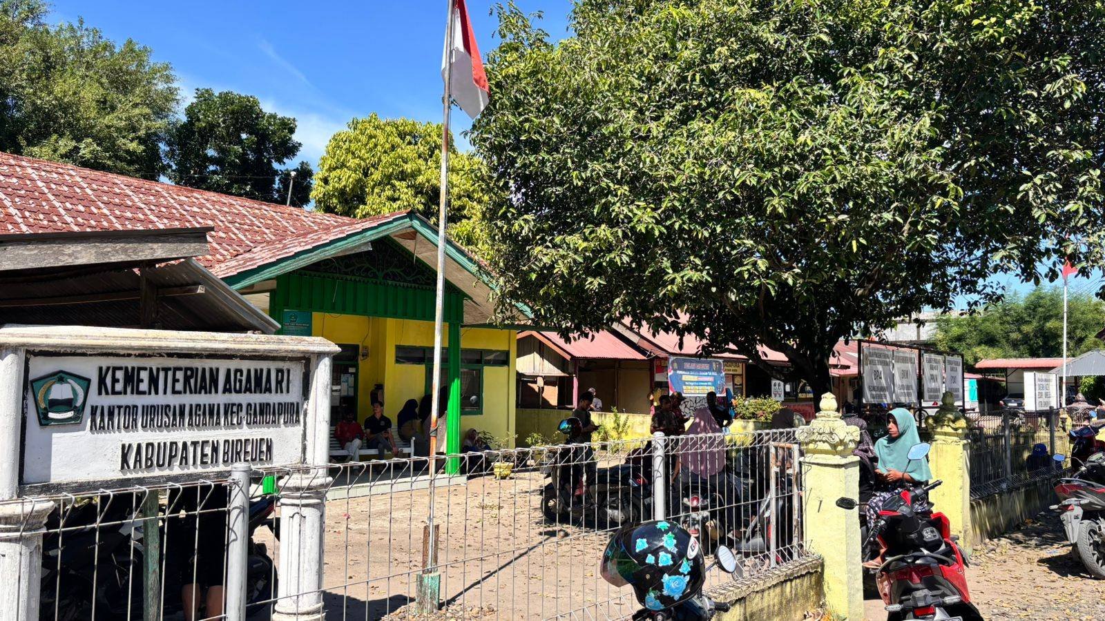 Di Tengah Bencana, KUA Gandapura Sediakan Layanan Wifi Bantu Warga