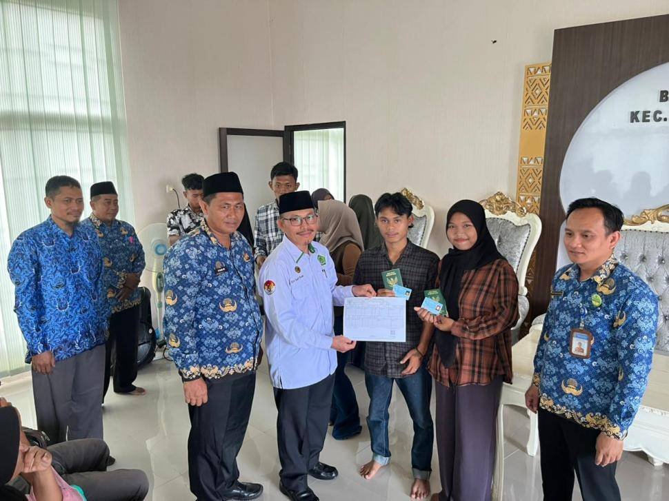 KUA Metro Kibang Serahkan Dokumen Isbat Terpadu