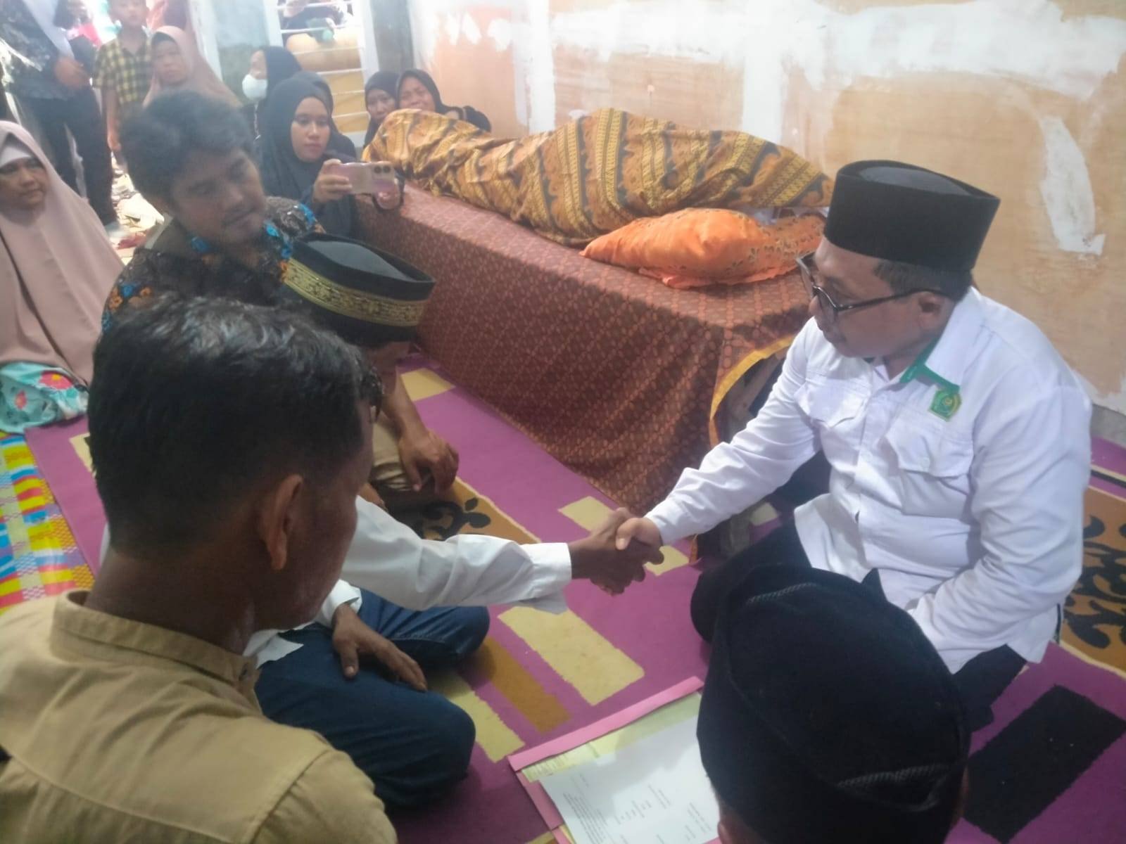 Kepala KUA Mayamuk Menghalalkan Calon Pengantin di Depan Jenazah Orang Tua Calon Pengantin Pria