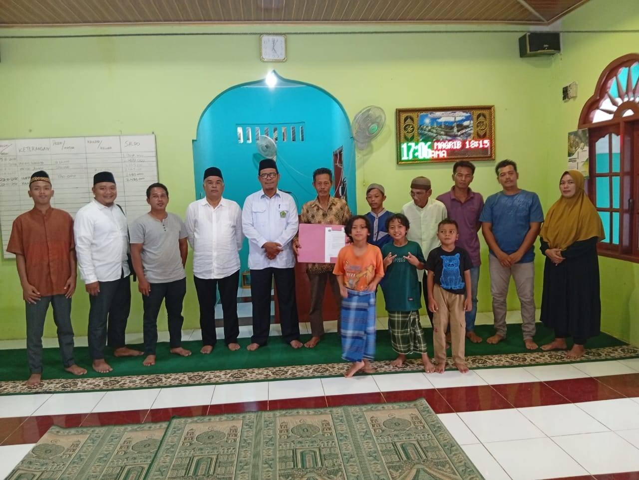 KUA STM Hilir Tegaskan Legalitas Pengurus Masjid Al Ikhlas Lewat Penyerahan SK BKM