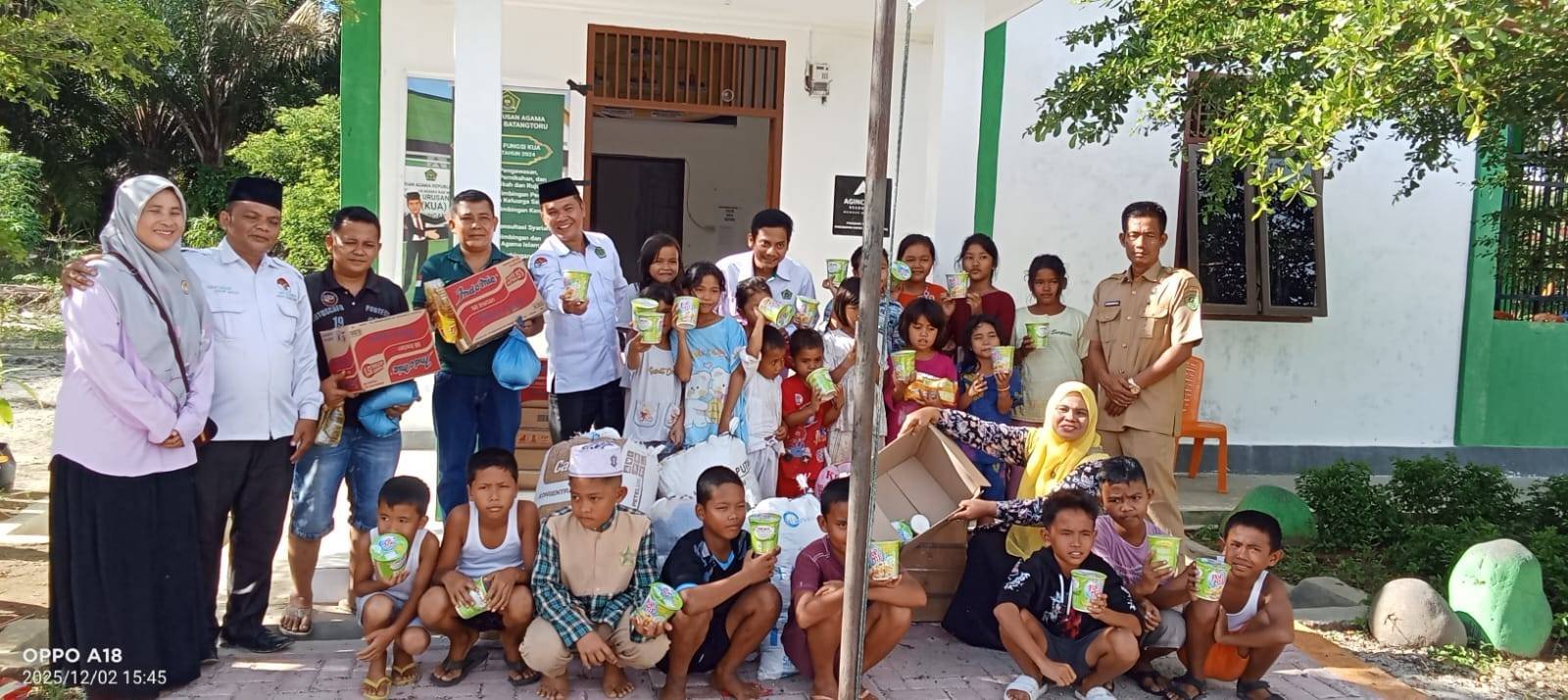 Jajaran KUA Muara Batang Toru Berikan Bantuan Korban Bencana Banjir
