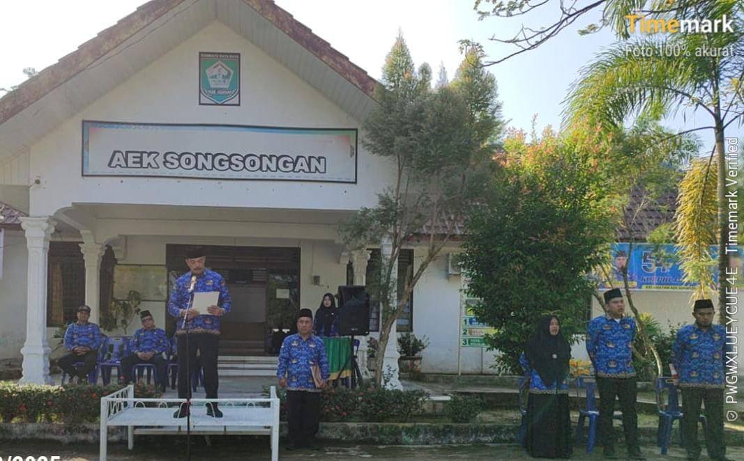 KUA Aek Songsongan Pimpin Doa Upacara HUT Korpri ke-54 di Kantor Camat