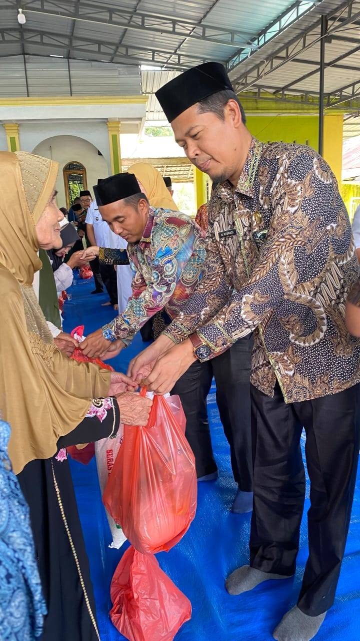 Kepala KUA Bandar Pulau Bagikan Paket Sembako kepada Jamaah Tabligh Akbar