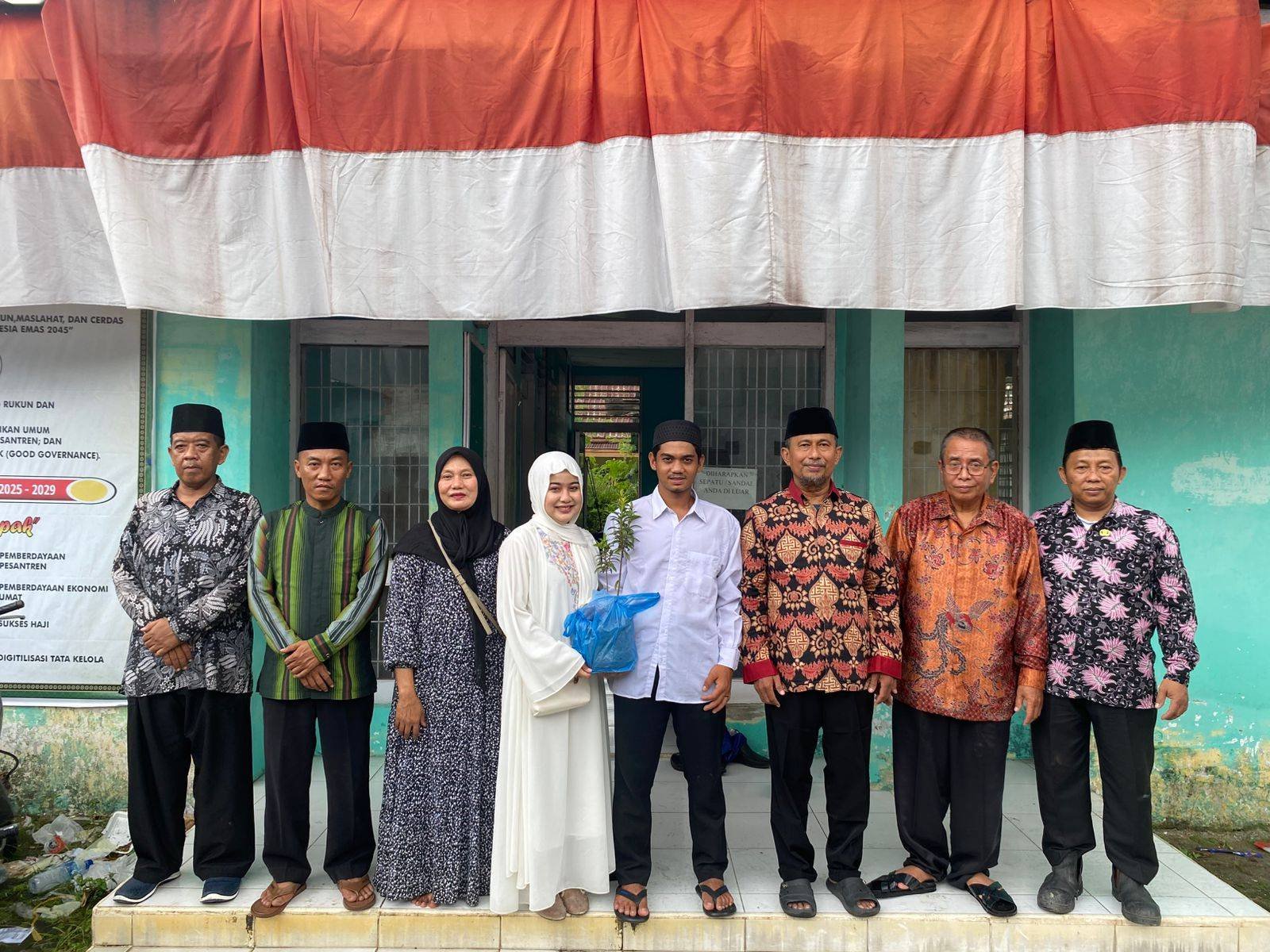 Ka. KUA Pancur Batu Ajak Catin Tanam Pohon Wujud Ekoteologi