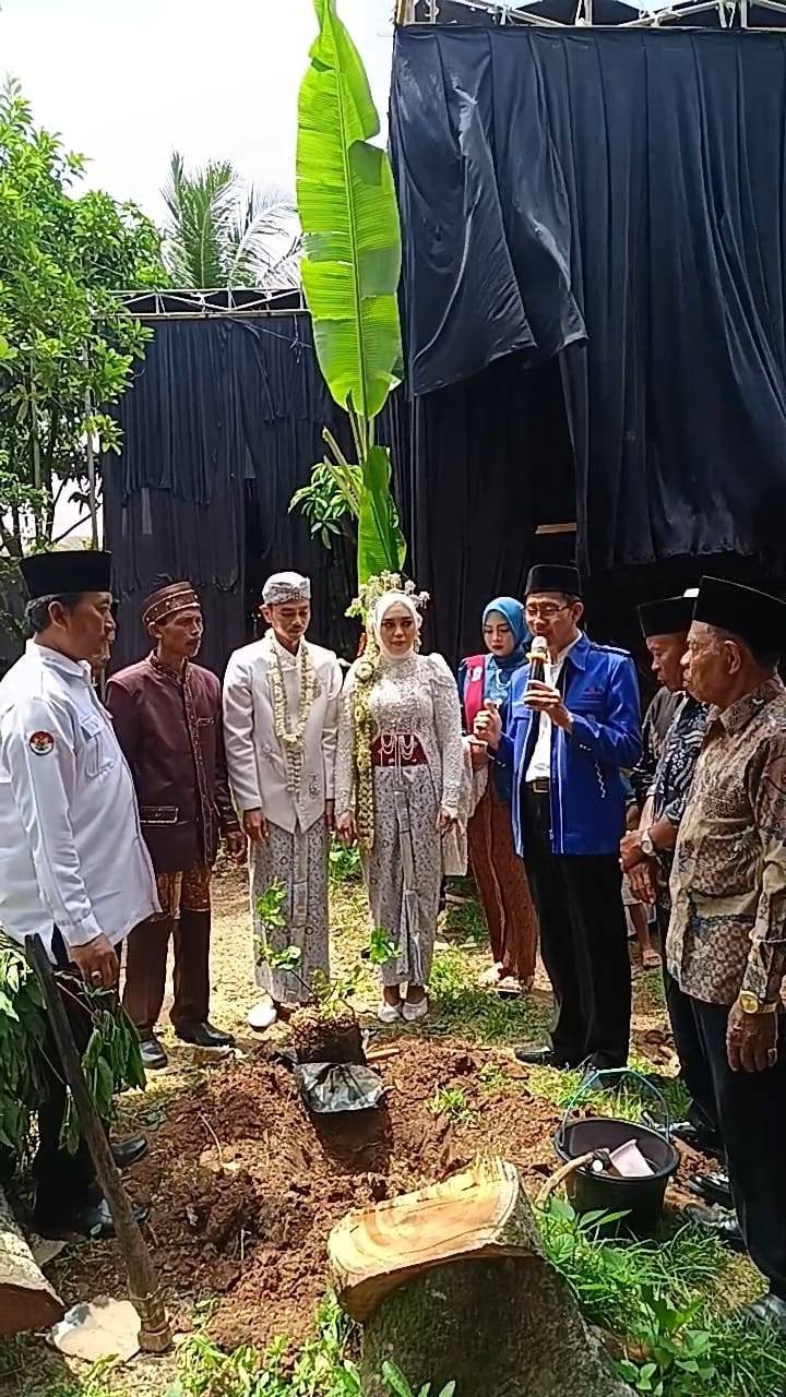 KUA Bekri Laksanakan Program Ekoteologi Kemenag RI dengan Jargon “Pengantin Menanam”