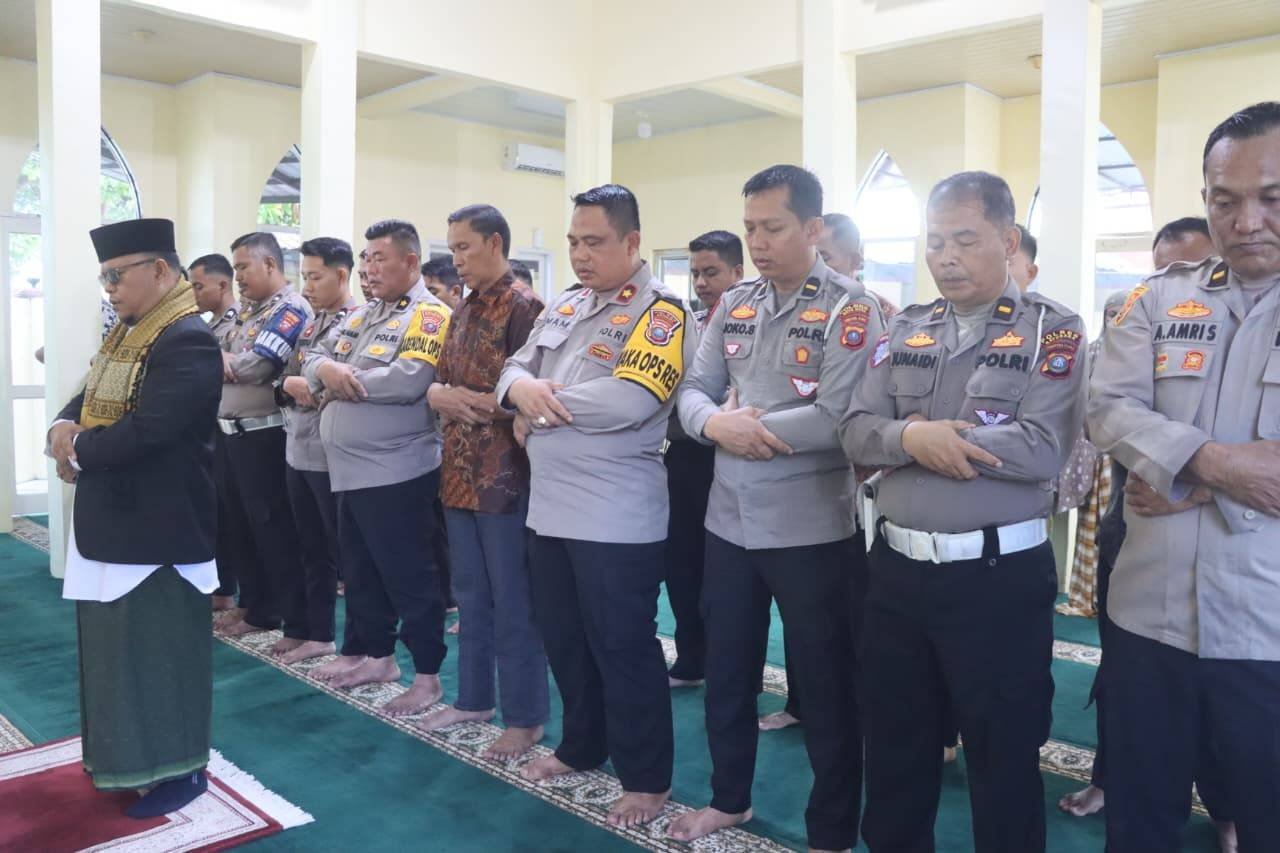 Penghulu KUA Lima Puluh Pandu Shalat Ghaib di Mapolres Batu Bara