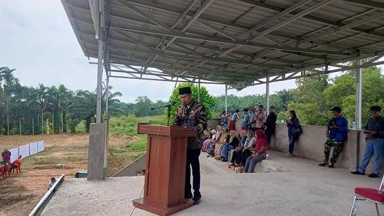 Penghulu KUA Pinggir Pimpin Doa pada Pembukaan PORADESKEL II Kecamatan Pinggir Tahun 2025