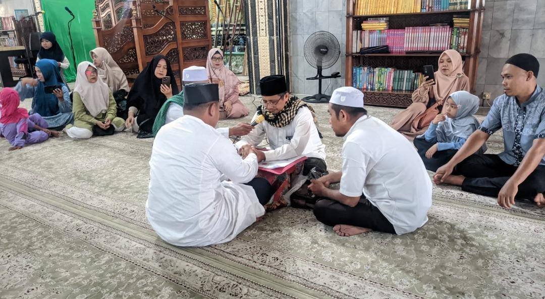 Kepala KUA Kuindra Tuntun Syahadat Seorang Muallaf di Tembilahan