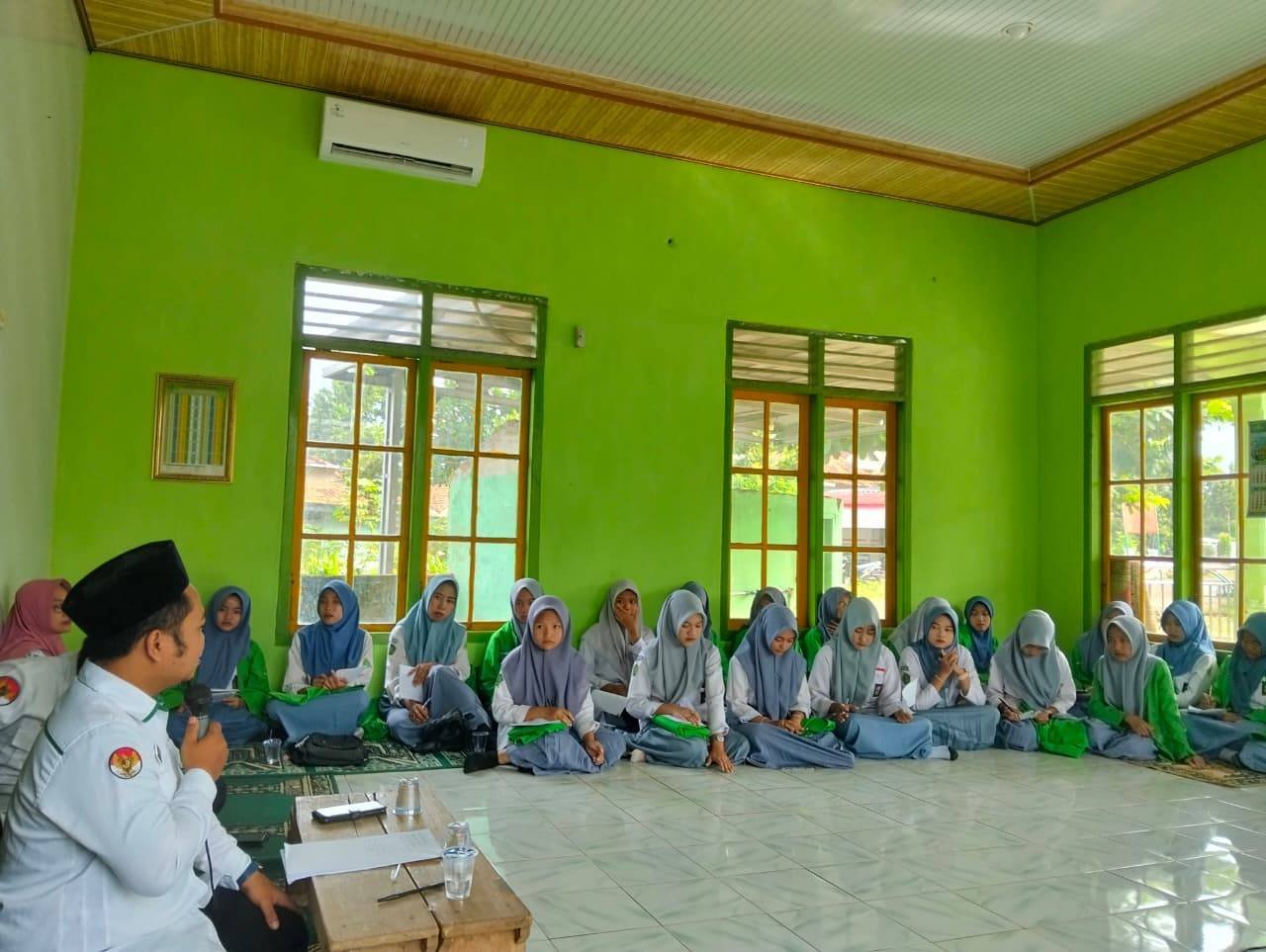 KUA Sekampung Udik Bekali Siswa SMA Ma’arif 13 Tentang Dampak Pernikahan Dini