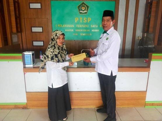 Kepala KUA Kecamatan Bukit Batu Serahkan Dana Bantuan Korban Banjir dan Longsor Sumatra ke Kemenag Bengkalis