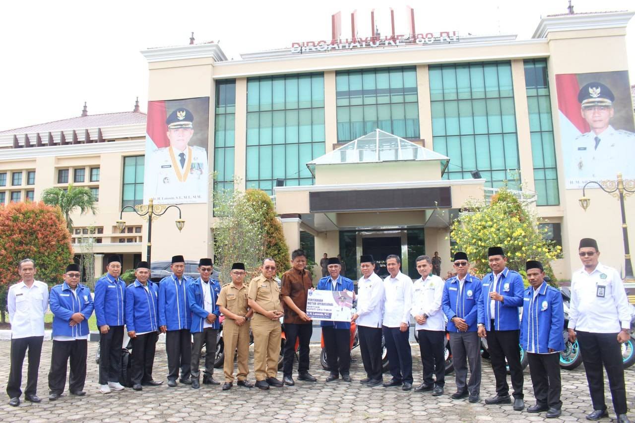 Dukung Produktivitas Kerja Penghulu, Bupati OKUT Serahkan 10 Motor Operasional