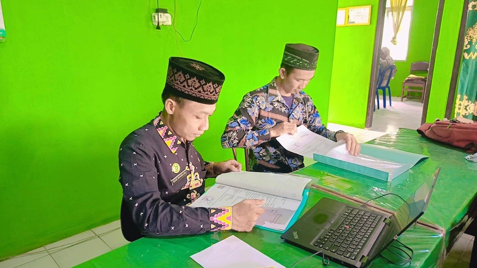 Filial Sa'adillah Periksa Berkas Nikah Dengan Teliti