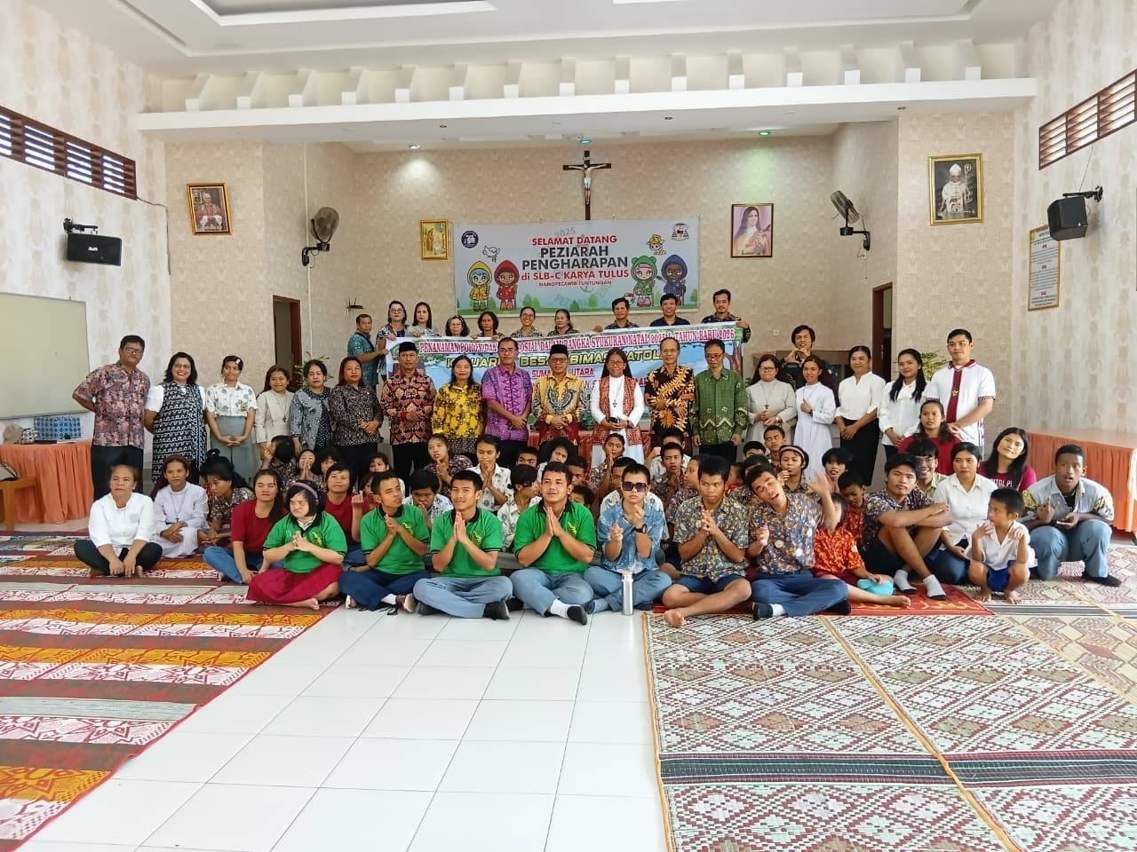 Ka. KUA Pancur Batu Bersama Kakan Kemenag Tebarkan Senyum di SLB Katolik Karya Tulus Medan