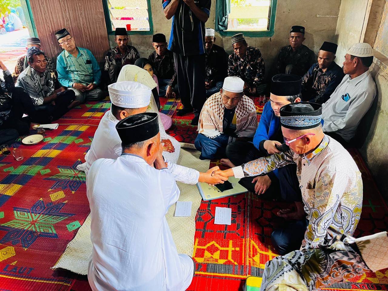 KUA Berampu Pandu Akad Nikah Sepasang Mempelai di Desa Pasi