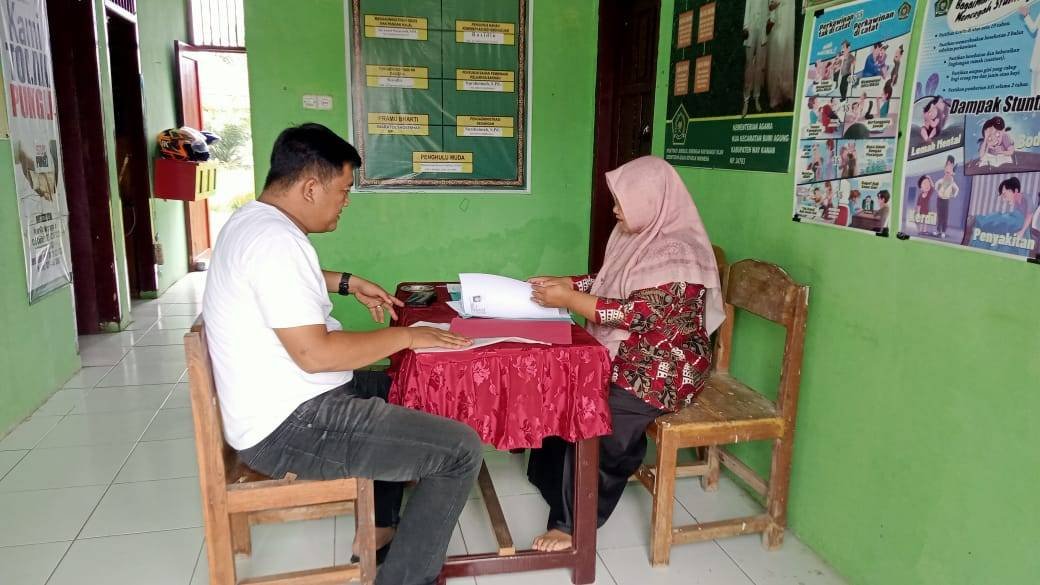 Dengan Senyum dan Sepenuh Hati, Nur Shoimah Melayani