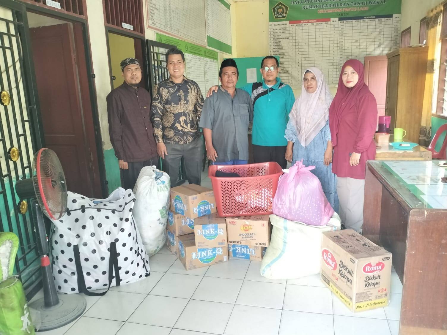 KUA Pantai Labu Serahkan Bantuan Untuk Korban Bencana Sumatera Utara 