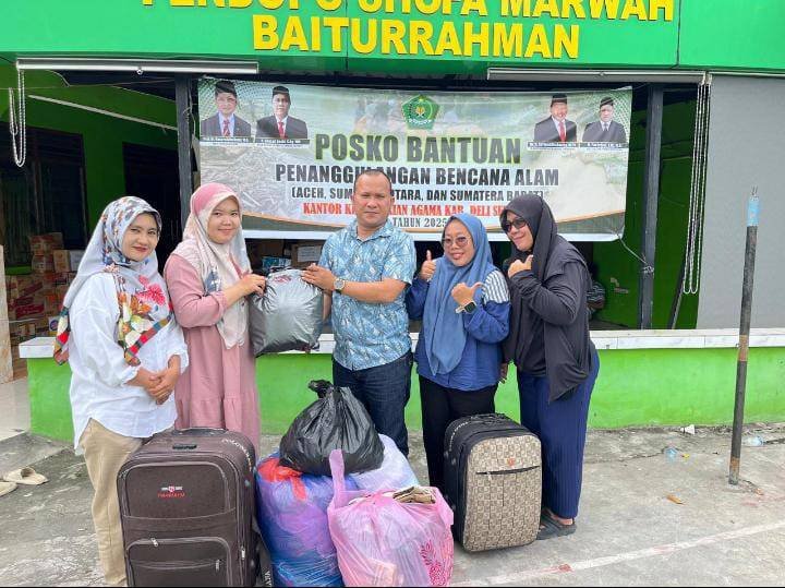 Peduli Korban Bencana KUA Percut Sei Tuan Serahkan Baju Layak Pakai