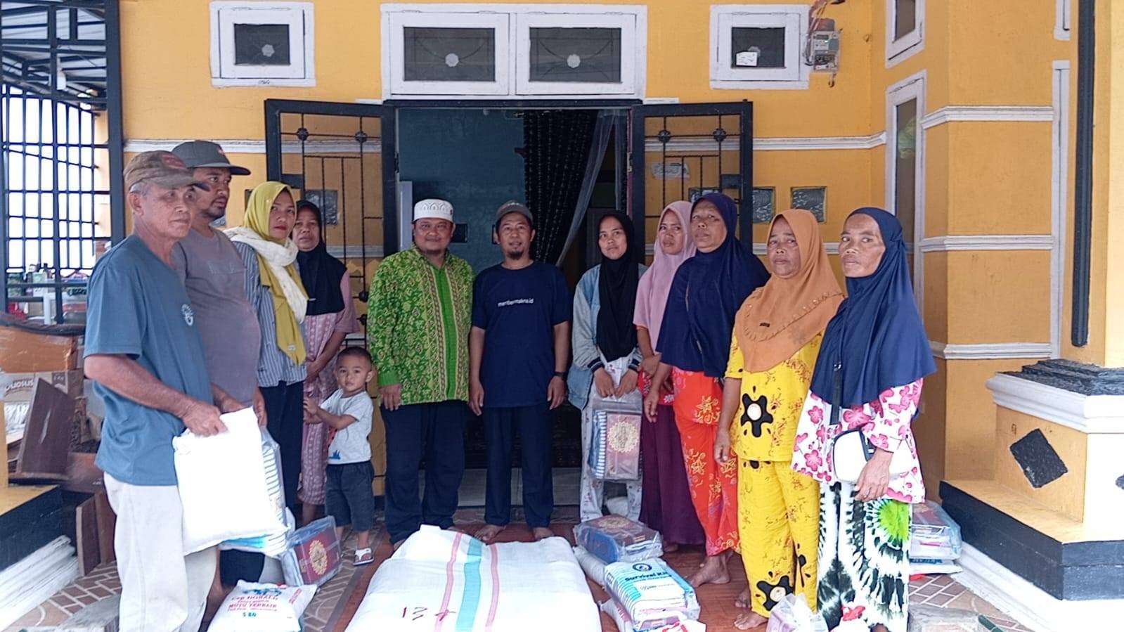 Staf KUA Doloksanggul Mendampingi YBM Brilian Dalam Penyaluran Bantuan Bencana di Tapanuli Tengah