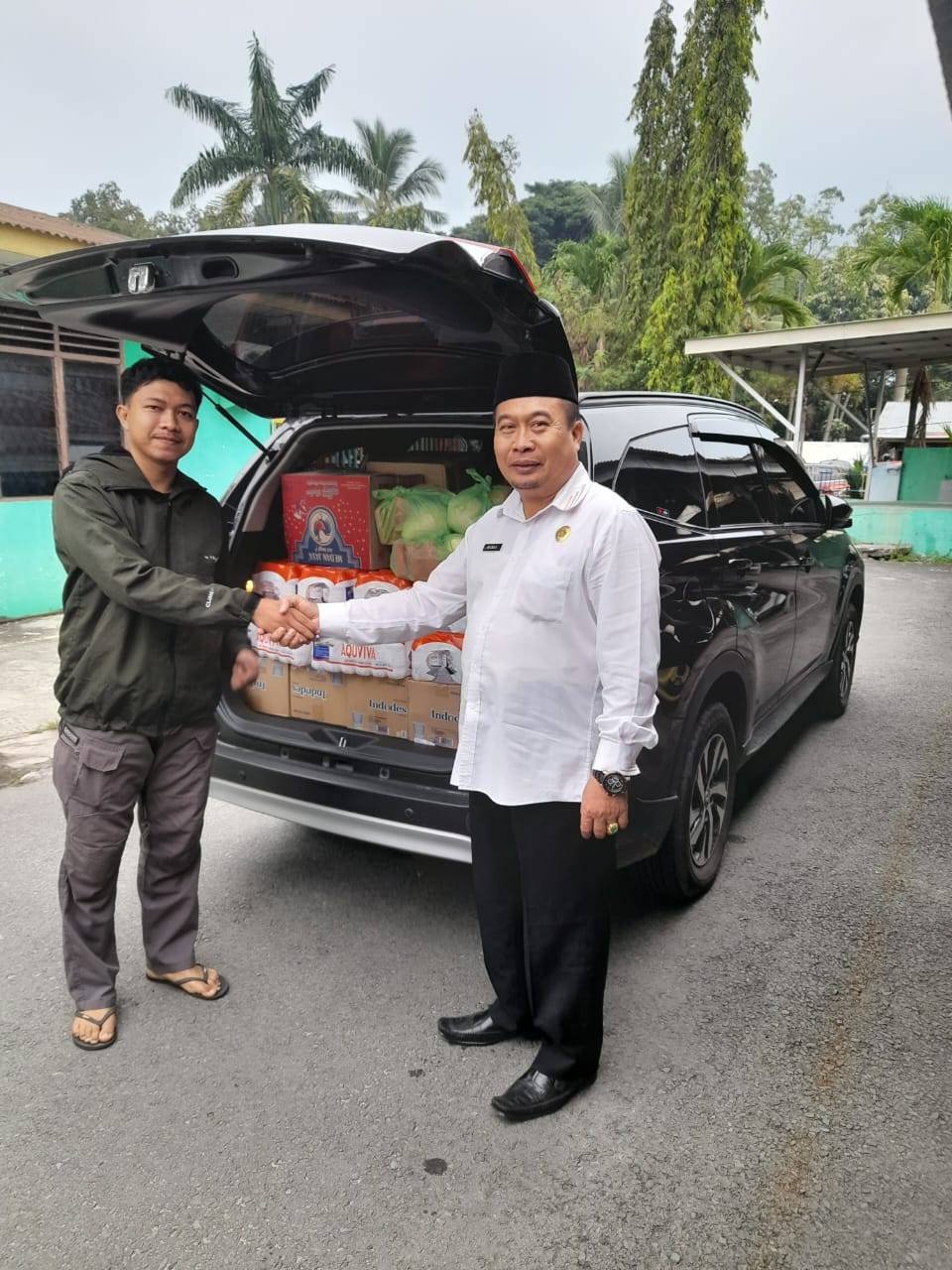 Ka KUA Percut Sei Tuan Serahkan Bantuan Donasi untuk Sesama Yang Terkena Bencana