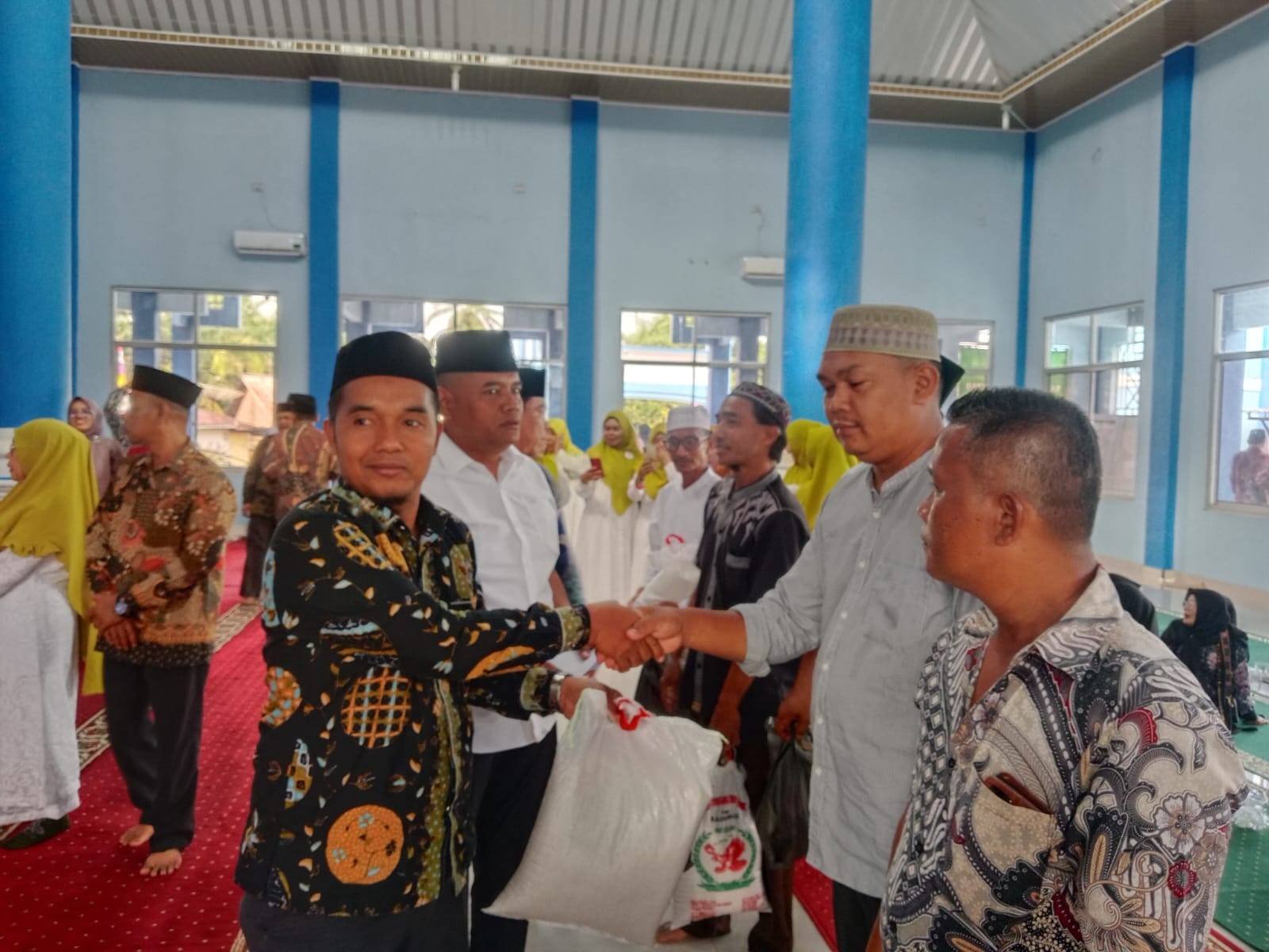 Tabligh Akbar di Rahuning: Kepala KUA Pulau Rakyat Turut Serta dalam Pembagian Sembako