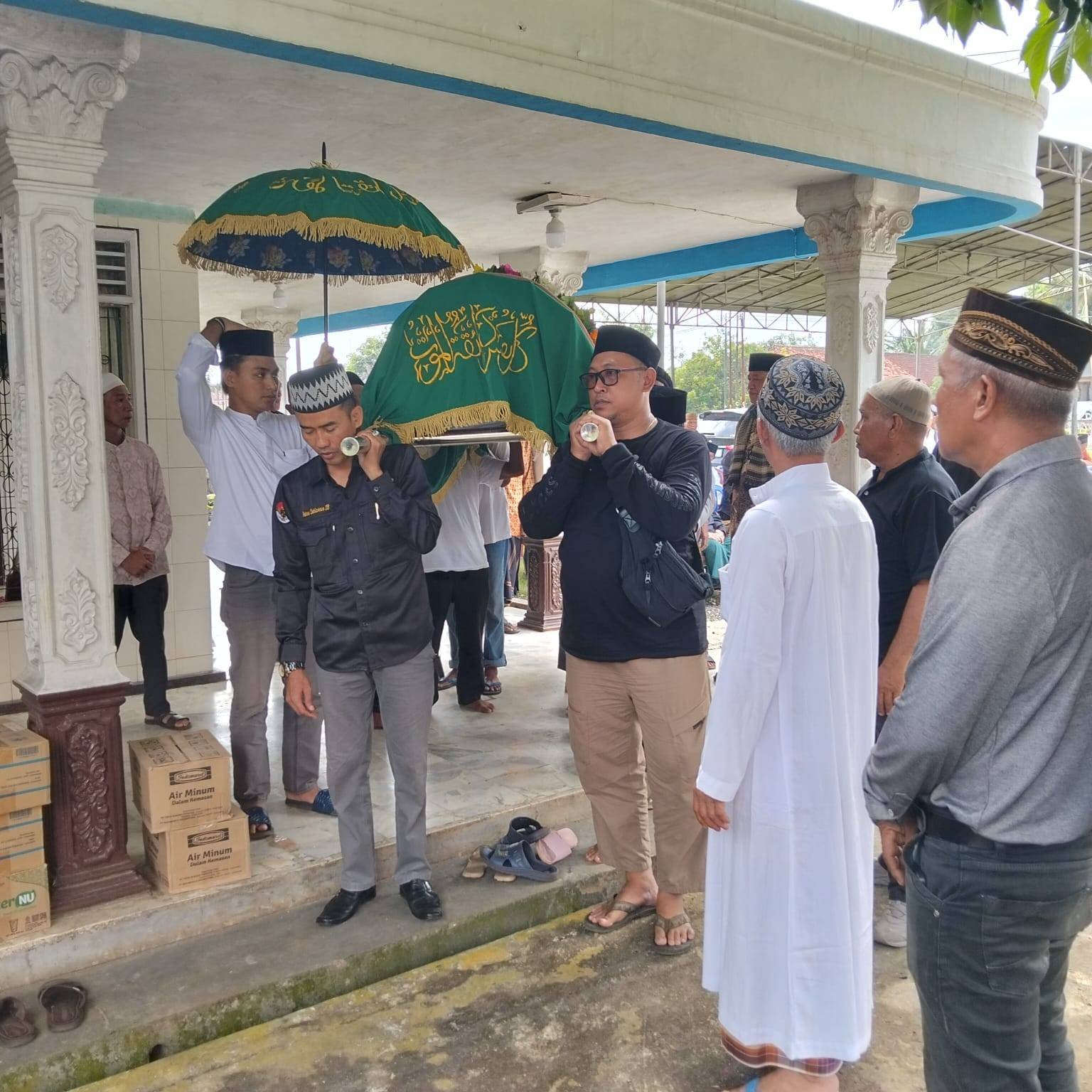 Kepala KUA Sukadana Hadiri Pemakaman Tokoh