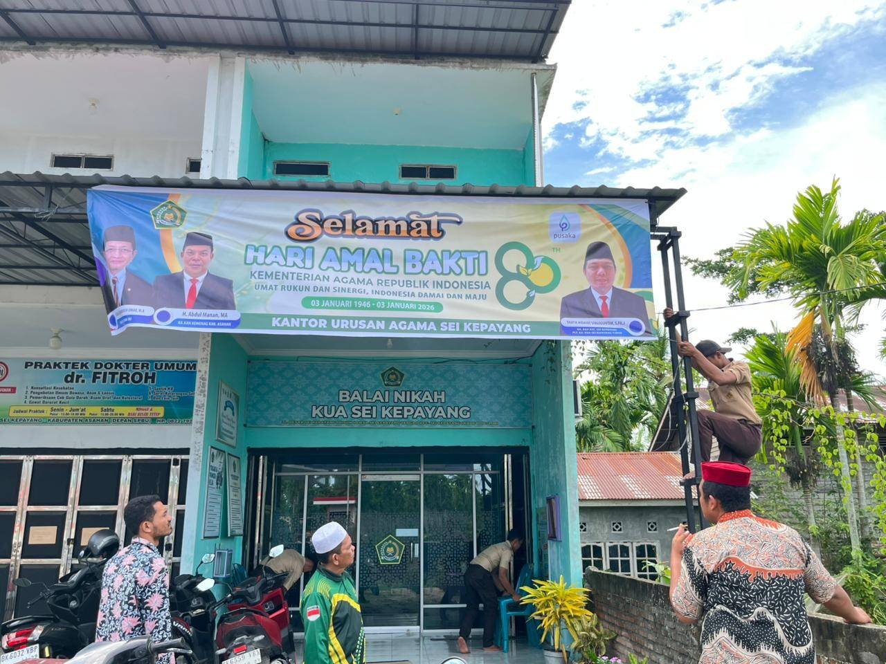 Semarak HAB, KUA Sei Kepayang Pasang Spanduk Hari Amal Bakti ke-80 Kemenag RI
