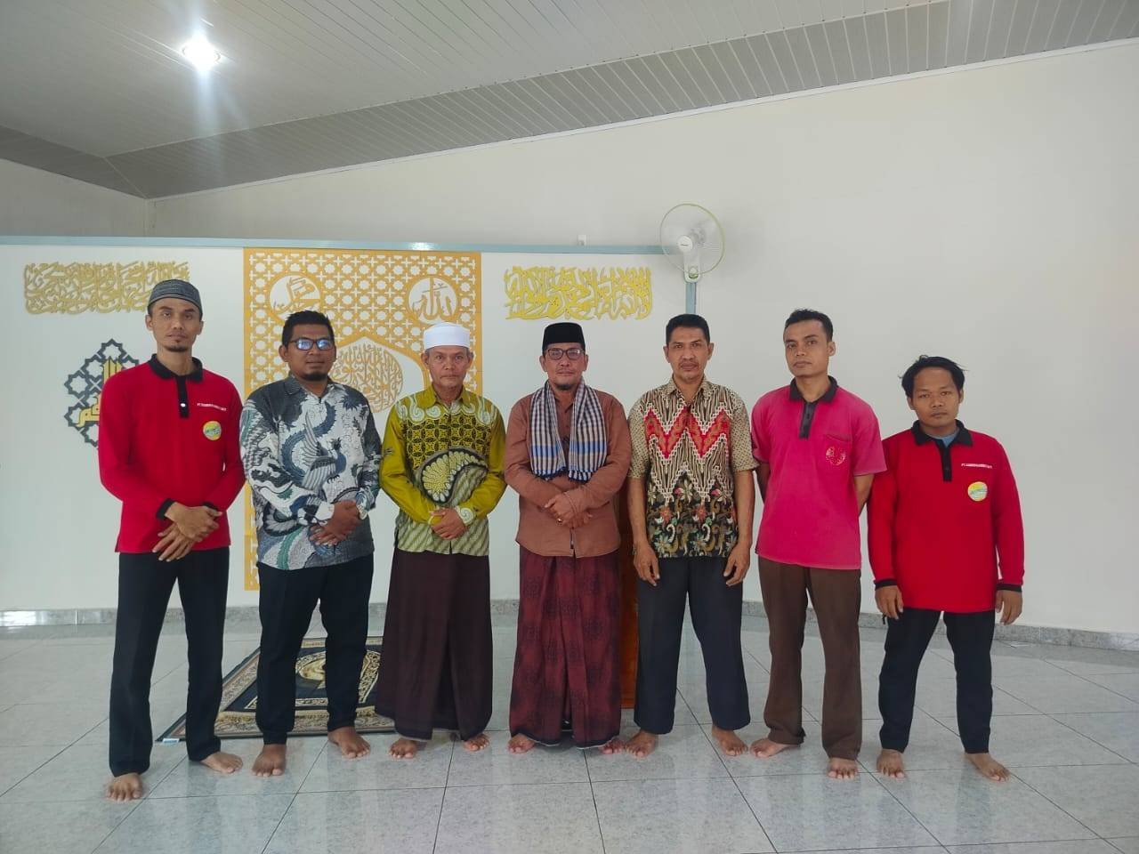 KUA Bandar Khalifah Menyapa Umat: Sedekah Wujud Syukur Bersama Jamaah PT. Karindo