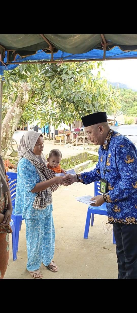 Ka KUA Angkola Selatan Salurkan Zakat Pegawai Kemenag Tapsel Kepada Warga Terdampak Bencana Alam