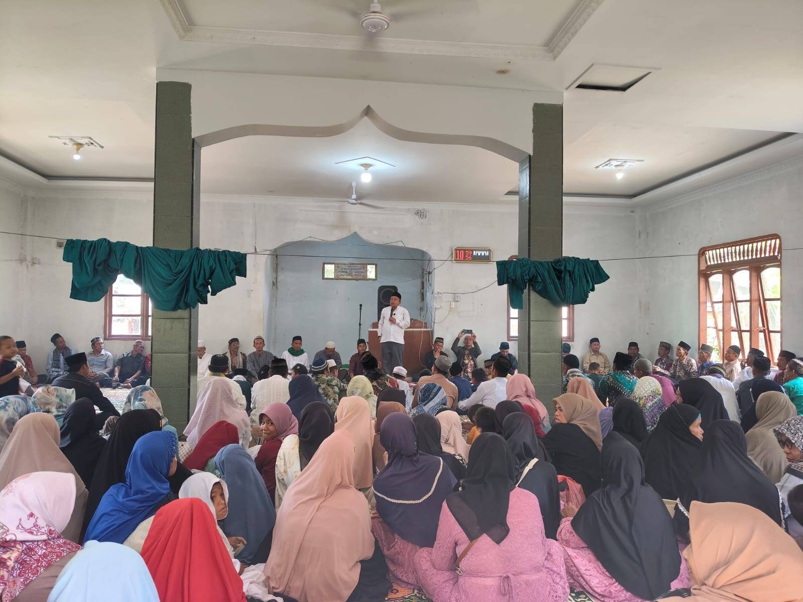 KUA Sinehu Gelar Pengajian Akbar di BKM Ar-Rahman, Padukan Syiar dengan Kepedulian Sosial